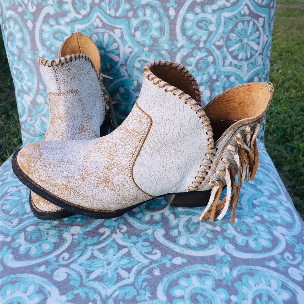 NWOT Circle G distressed booties, Size 6.5